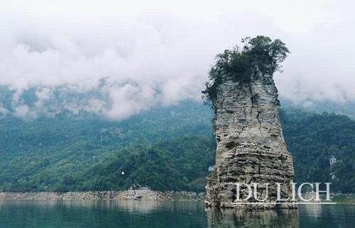 Cọc Vài Phạ - thắng cảnh nổi tiếng trên lòng hồ Na Hang - Lâm Bình